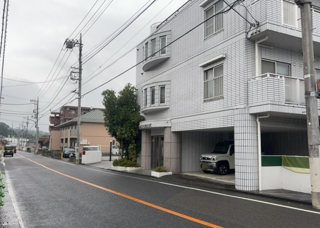 【外観】 | アルドーレ南大沢 | 隣家の土地はどうなっているのか、生活利便施設が近くにあるのか、学校まで近いかなど、お客様のライフスタイルにあわせたイメージが重要です。また、近くにあると困る施設が近くにないかも確認するといいでしょう。