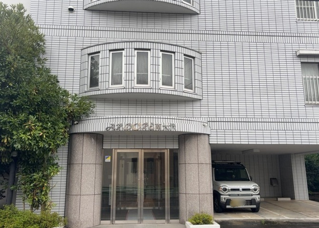 【現況写真】 | アルドーレ南大沢 | 道幅が広い場所は日当たりや風通が良好です。幅が広いのですれ違いも可能ですし大きな車でも駐車可能！一方で、大型車が通ることも多くなるため交通量の増加により騒音に繋がります。また土地の値段が高くなります。