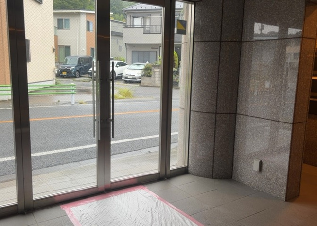 【内装】 | アルドーレ南大沢 | 共有部分は、住民なら誰もが使える設備のこと。例えば駐車場やエレベーター、インターネット設備、セキュリティ設備などがあります。他にも、マンションの廊下・外部階段やエントランス・ゴミ置き場などがあります。