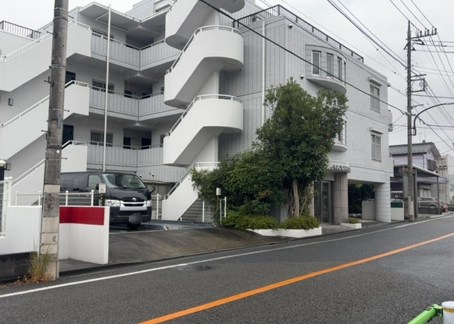 【外観】 | アルドーレ南大沢 | 外観はマンション管理がされているかの目安になります。築年数が古いと、壁面は劣化してひび割れが生じることも！建物が古びていても細かいところが修繕されていると、きちんと管理されているなぁと感じるでしょう。