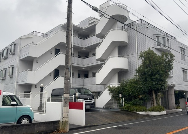【バルコニー】 | アルドーレ南大沢 | 一般的なバルコニーは、奥行1.5ｍ程ですが、ワイルドバルコニーは2ｍまで広がっています。そのため洗濯物の間隔をあけ干すことができ、乾きやすいというメリットや、ガーデニングが楽しめる等の特徴があります。