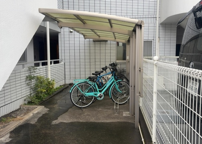 【駐車場】 | アルドーレ南大沢 | 車一台あたりに必要なスペースは、標準サイズの普通自動車で横幅2m50cm、長さ5mは必要になります。ただし、乗降のことも考慮して横幅3m30cm、長さ5m50cmほどは確保できるところを選びましょう。
