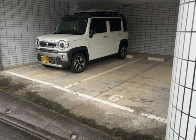 【駐車場】 | アルドーレ南大沢 | 駐車場と明記されていても、最小スペースでつくられた駐車場だと大型車は駐車できなかったり、出入りしにくくなったりする可能性があります。お車のサイズと購入したい物件の駐車場のサイズを現地で確認しましょう。