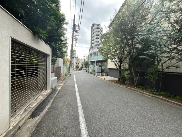 港区南青山　建築条件なし売地の前面道路含む現地写真
