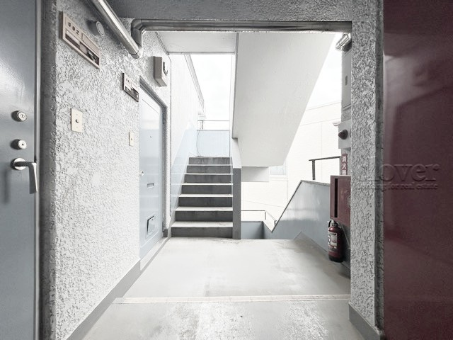 【その他共用部分】 | メゾーネ大山 | マンションの共用廊下です。きれいに清掃されています。周囲のお部屋の様子も、ぜひ伺ってみてください。～即日のご見学可能～　お問合せはお気軽にどうぞ。