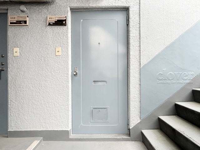 【その他共用部分】 | メゾーネ大山 | 皆様をお迎えする、お部屋の玄関ドア。開けやすさや開放角度、ドアノブの操作しやすさや鍵の形状などを、現地で一度ご確認ください。～即日のご見学可能～　お問合せはお気軽にどうぞ。