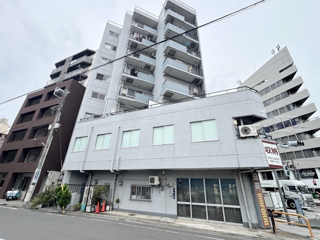【現況写真】 | メゾーネ大山 | 私たち不動産業スタッフは、よく「いい面構えの建物です」「雰囲気ありますねえ」という言葉を使いますが、当マンションもまさにそのような姿で佇んでいます。～即日のご見学可能～　お問合せはお気軽にどうぞ。