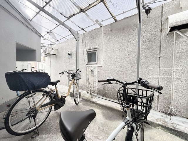 【駐輪場】 | メゾーネ大山 | 自転車置き場。マンションの共用部にあたります。空きの有無や駐輪料金、各戸の台数制限などについては、改めてお問い合わせください。～即日のご見学可能～　お問合せはお気軽にどうぞ。