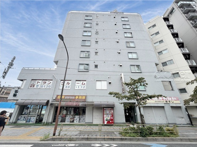 【外観】 | メゾーネ大山 | 青空によく映える建物です。手入れの行き届いた外壁やマンション正面エントランスなど、綺麗な姿をぜひ一度、現地にてご覧ください。～即日のご見学可能～　お問合せはお気軽にどうぞ。