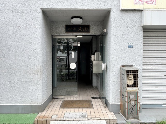 【エントランス】 | メゾーネ大山 | お客様を、そして住人を出迎えてくれるマンションのエントランス。ゴミが落ちていないことからも、管理状態の良さや住民の節度の高さが見て取れます。～即日のご見学可能～　お問合せはお気軽にどうぞ。