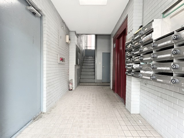 【ロビー】 | メゾーネ大山 | 集合ポストなどを備えたエントランスホール。ここもマンションの顔となる部分であり、しっかりと清掃の行き届いたさまに安心感をおぼえます。～即日のご見学可能～　お問合せはお気軽にどうぞ。
