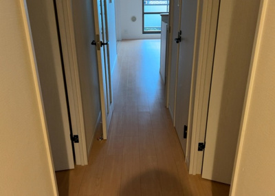 【内装】 | ウインベルコーラス古淵 | 壁や床の張替えリフォームや室内クリーニングが行われ、キレイで快適な住空間に生まれ変わりました。フローリング仕様の室内は明るく落ち着いた装いとなっており、いつでもすぐにご入居可能なコンディションです。