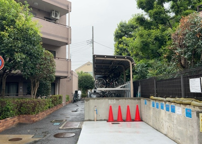 【駐輪場】 | ウインベルコーラス古淵 | 敷地内には自転車をしっかりと停められる駐輪場が確保されています。古淵駅まで徒歩9分という近さですが、自転車を利用することで日常のお買い物や周辺施設への移動がより便利でアクティブなものになります。