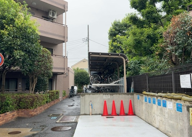【駐輪場】 | ウインベルコーラス古淵 | 敷地内には自転車をしっかりと停められる駐輪場が確保されています。古淵駅まで徒歩9分という近さですが、自転車を利用することで日常のお買い物や周辺施設への移動がより便利でアクティブなものになります。