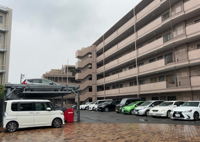 【駐車場】 | ウインベルコーラス古淵 | マンション敷地内に設けられた駐車場スペースです。愛車を敷地内に駐車できる安心感があり、お出かけやご帰宅の際もスムーズに移動できます。区画や料金等の詳細条件につきましては事前に気軽にお問合せください。