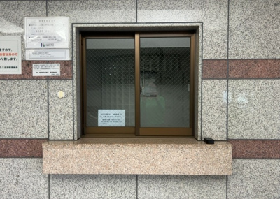 【受付】 | ウインベルコーラス古淵 | マンションの共用部には日勤の管理員が巡回・滞在しており、住まいの安心感を高めています。エントランス周りの清潔感や防犯面での配慮も行き届いており、日々の快適で安全なマンション暮らしをしっかり支えます。