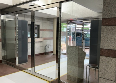 【防犯設備】 | ウインベルコーラス古淵 | 安心してお住まいいただけるよう共用部や管理体制など防犯面にも考慮されています。横浜線古淵駅徒歩9分という好立地にありながら、プライバシーを守るアルコーブ設計など安心して暮らせる工夫が施されています。