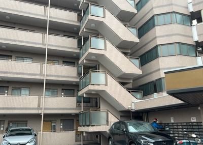 【構造・工法・仕様】 | ウインベルコーラス古淵 | ウインベルコーラス古淵は鉄筋コンクリート（RC）造の6階建てマンションです。耐震性や耐久性に優れ、音の伝わりも抑える頑丈な構造となっております。安心感のある住まい環境をぜひ現地にてご実感ください。