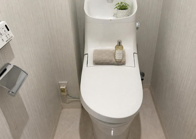 【トイレ】 | ウインベルコーラス古淵 | 新品交換済みのトイレは清潔で快適な室内空間を実現しております。バスとトイレが別になった機能的な配置のため、毎日快適に使用可能です。リフォーム済みの美しい内装をぜひ一度現地見学にてお確かめください。