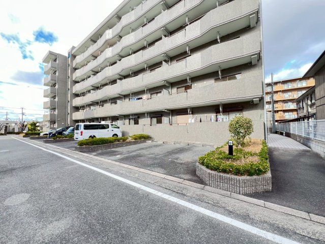 ファミール若園の駐車場