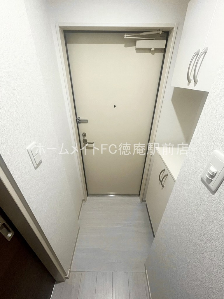 ルミエール放出の玄関