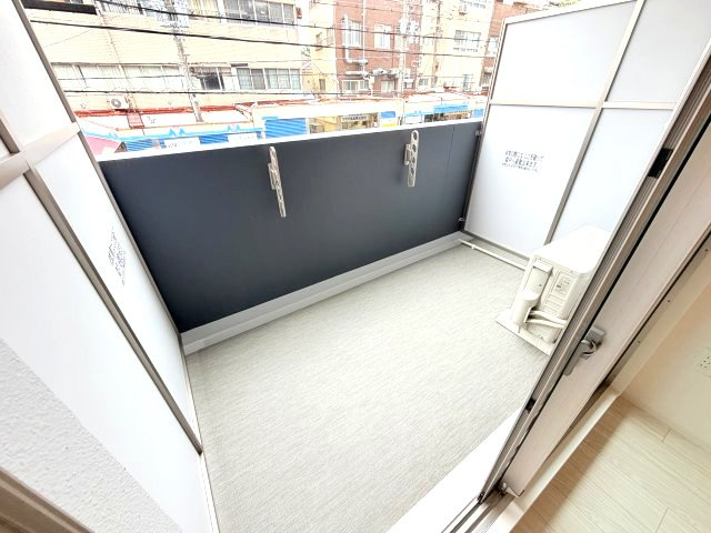 セレニテ西元町アリエのバルコニー
