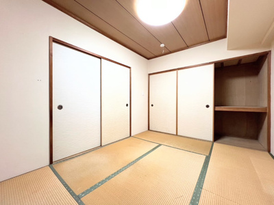 【和室】 | ライオンズマンション東寺尾　バス便が充実/新耐震基準/商業施設複数あり | ◆子どものスタディ空間として、あるいは書斎やホビールームとして生活スタイルに合わせて使えるプライベートルーム。居心地のいい落ち着いたインテリアが似合います。