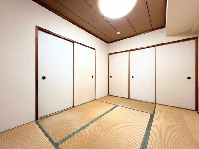 【和室】 | ライオンズマンション東寺尾　バス便が充実/新耐震基準/商業施設複数あり | ◆感性を育むプライベートルームはシンプルでスマートな空間。好みの空間で読書をしたり、音楽を聞いたりと一人の時間も充実したものにできます。