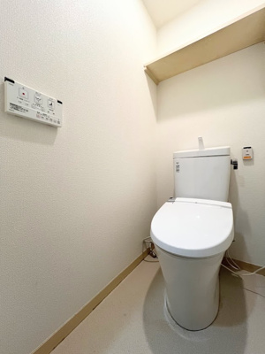 【トイレ】 | ライオンズマンション東寺尾　バス便が充実/新耐震基準/商業施設複数あり | ◆清潔感のある白を基調とした落ち着ける空間。小窓をもうけていますので、こもりやすい空気の入れ替えも簡単に行えますね！