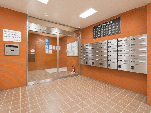 【エントランス】 | ライオンズマンション東寺尾　バス便が充実/新耐震基準/商業施設複数あり | ◆その邸が魅せる、気品・上質・重厚感・極細やかさ、そのすべては訪れた者に安らぎと品性を与える特別な空間です。ここに住むからこそ意味がある。すべての（始まり）をここから迎えます。