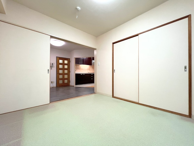 【洋室】 | ライオンズマンション東寺尾　バス便が充実/新耐震基準/商業施設複数あり | ◆柔らかい陽光が差し込む明るいお部屋を演出する設計。彩光の取れる窓が気持ちの良いお部屋を創り上げます。