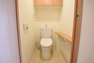 温水洗浄便座付きのトイレです♪