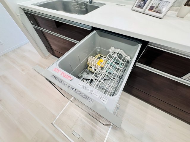 【設備】 | 中野区上鷺宮1丁目　中古一戸建住宅　（成増店） | 出しっぱなしの食器をなくして、いつも美しく。システムキッチン一体型のビルトイン食洗機。