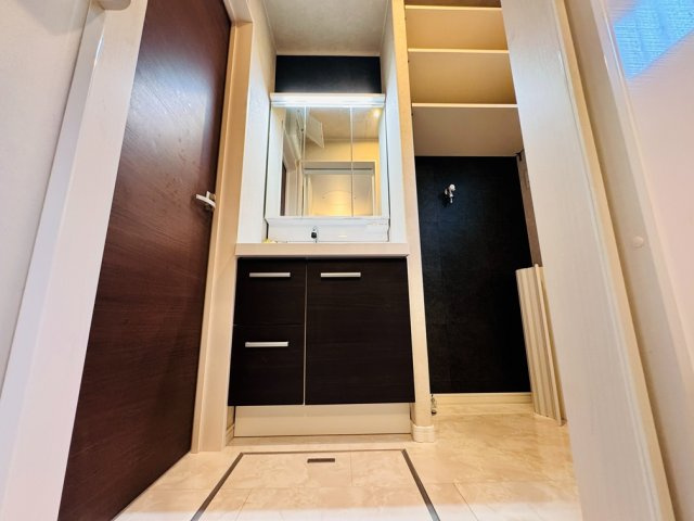 【独立洗面台】 | 中野区上鷺宮1丁目　中古一戸建住宅　（成増店） | 洗面所には便利な収納棚を設置、着替えやタオル類をすっきり収納
