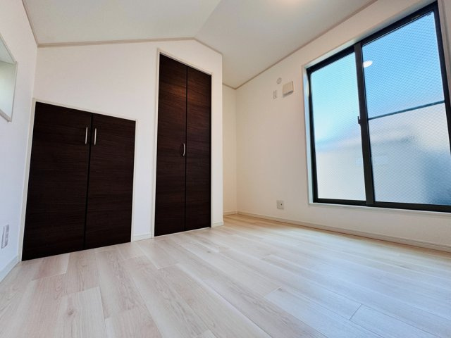 【子供部屋】 | 中野区上鷺宮1丁目　中古一戸建住宅　（成増店） | 4.7帖の洋室。ダブルクローゼットがあり収納量も豊富です