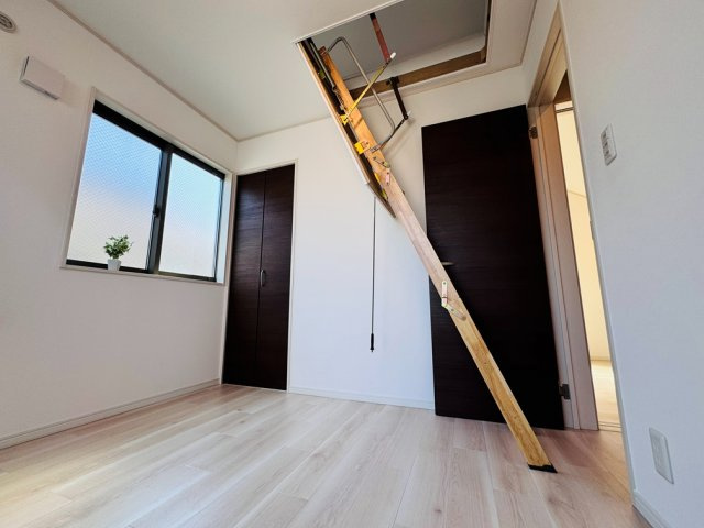 【子供部屋】 | 中野区上鷺宮1丁目　中古一戸建住宅　（成増店） | 4.5帖洋室にはロフトを採用。収納量も増え室内をさらに広くおつかいいただけます

