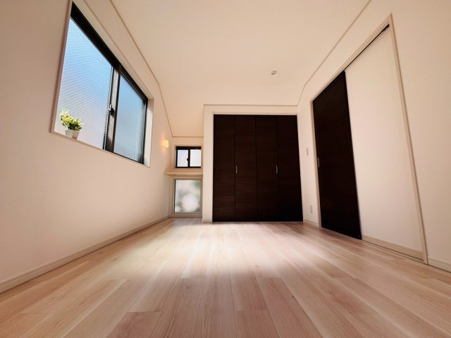 【寝室】 | 中野区上鷺宮1丁目　中古一戸建住宅　（成増店） | 7.2帖の主寝室には大き目のクローゼットとスタディカウンターを採用。