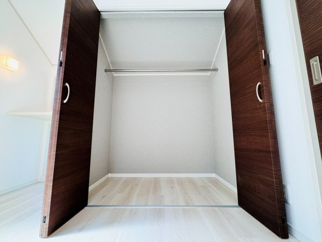 【収納】 | 中野区上鷺宮1丁目　中古一戸建住宅　（成増店） | 7.2帖の主寝室内収納の様子。