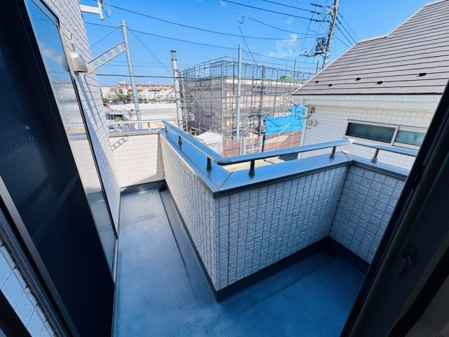【バルコニー】 | 中野区上鷺宮1丁目　中古一戸建住宅　（成増店） | 省スペースを活用したL字型バルコニー。
