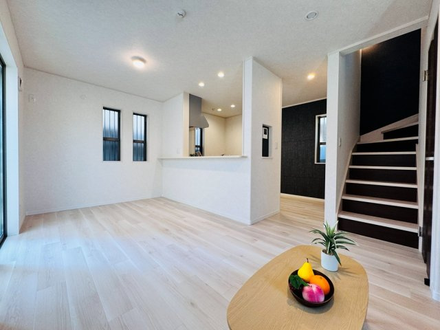 【居間・リビング】 | 中野区上鷺宮1丁目　中古一戸建住宅　（成増店） | 自然と家族が集まる心地よい空間。
※画像の家具・照明・小物等は販売対象に含みません。
