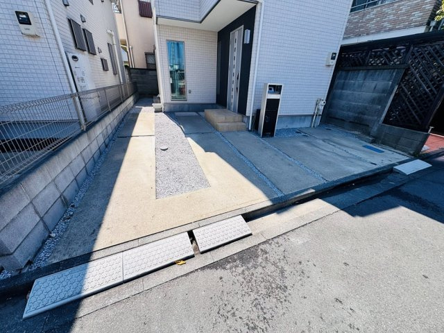 【前面道路含む現地写真】 | 中野区上鷺宮1丁目　中古一戸建住宅　（成増店） | カースペース2台駐車可能（車種・運転技術によります）