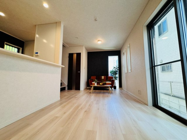 【居間・リビング】 | 中野区上鷺宮1丁目　中古一戸建住宅　（成増店） | 明るいお部屋で楽しむ家族の団欒。
※画像の家具・照明・小物等は販売対象に含みません。
