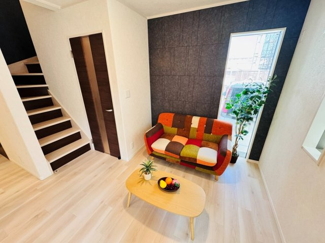 【居間・リビング】 | 中野区上鷺宮1丁目　中古一戸建住宅　（成増店） | 明るいリビングは家族の絆を大切にする方にぴったり。
※画像の家具・照明・小物等は販売対象に含みません。