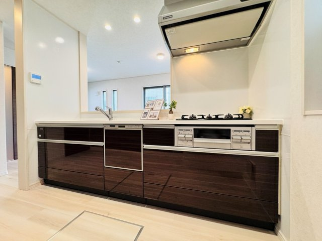 【キッチン】 | 中野区上鷺宮1丁目　中古一戸建住宅　（成増店） | コミュニケーションのといりやすい対面キッチン。
※画像の家具・照明・小物等は販売対象に含みません。

