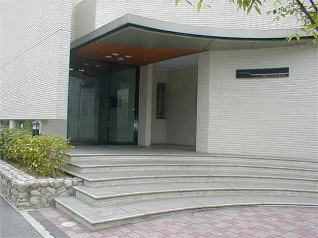 芦屋市南宮町の賃貸マンションのエントランス