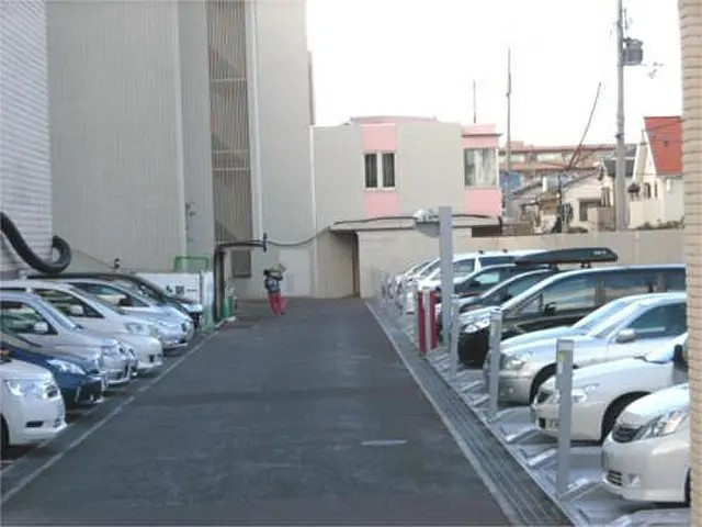 芦屋市南宮町の賃貸マンションの駐車場