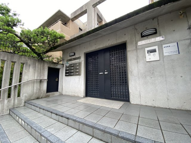 芦屋市川西町の賃貸マンションのエントランス