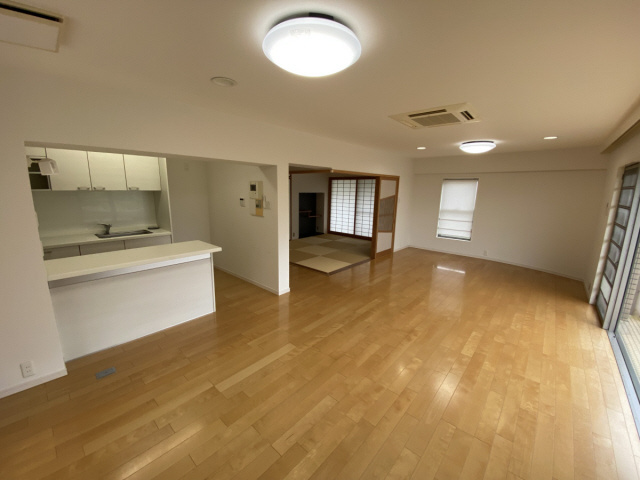 芦屋市川西町の賃貸マンションの居間・リビング