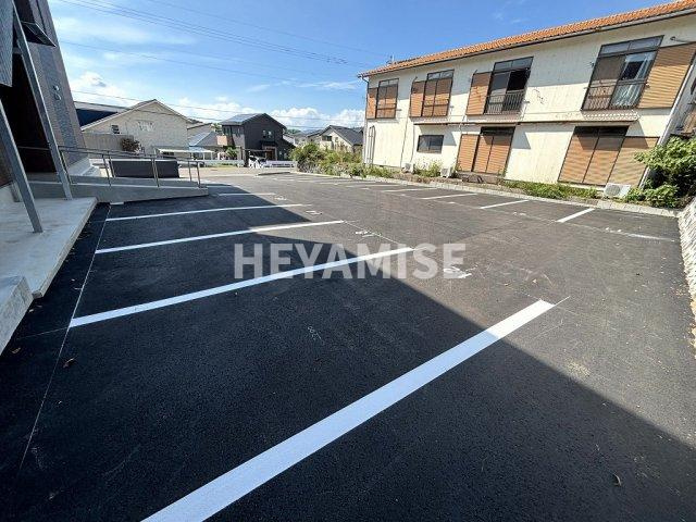 ヴィオラ西栄田町の駐車場
