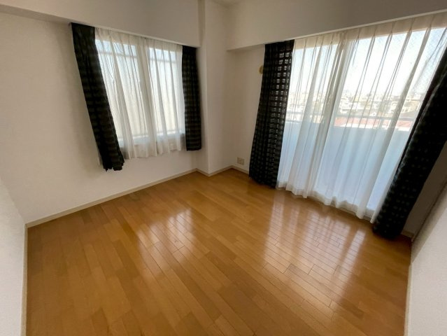 芦屋市川西町の賃貸マンションの居間・リビング
